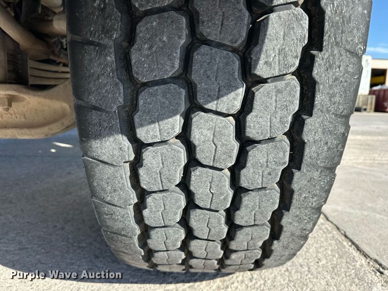 image for item DW5065 2014 Peterbilt 365 ready mix truck