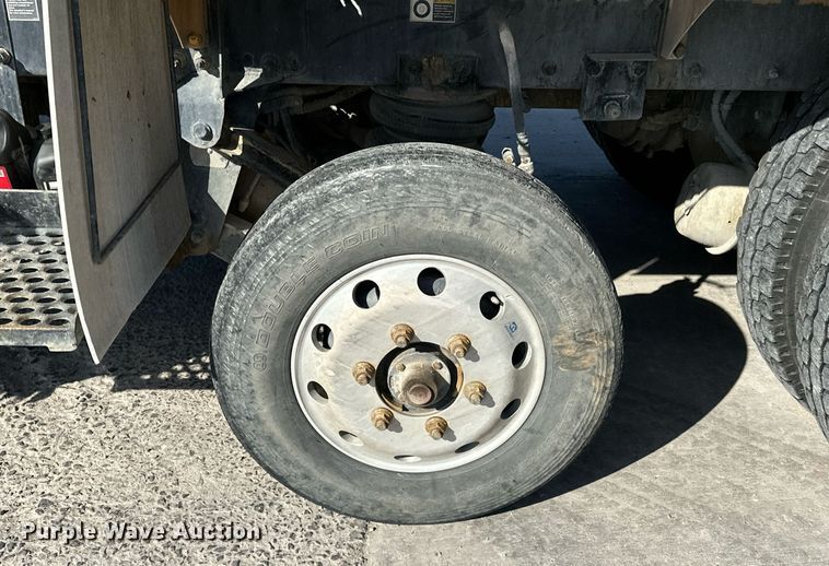 image for item DW5065 2014 Peterbilt 365 ready mix truck