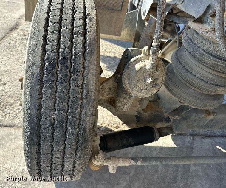 image for item DW5065 2014 Peterbilt 365 ready mix truck