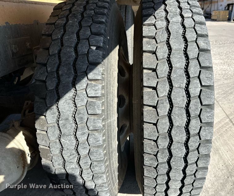 image for item DW5065 2014 Peterbilt 365 ready mix truck