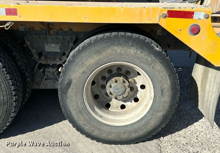 image for item DW5065 2014 Peterbilt 365 ready mix truck