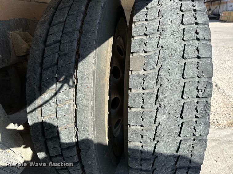 image for item DW5065 2014 Peterbilt 365 ready mix truck