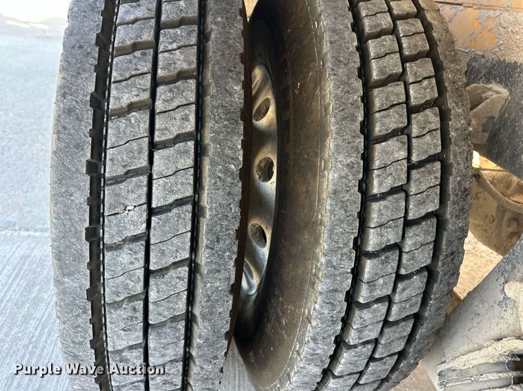 image for item DW5065 2014 Peterbilt 365 ready mix truck