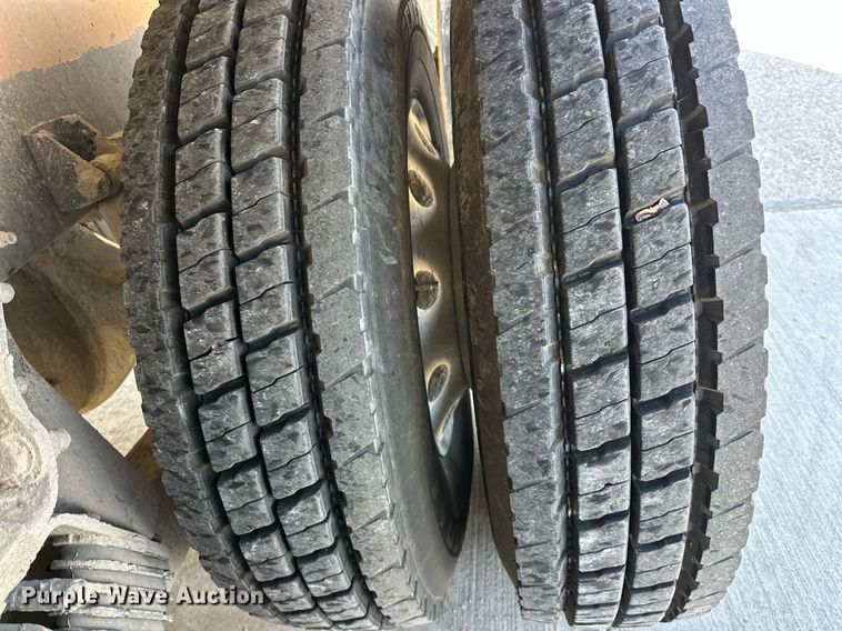 image for item DW5065 2014 Peterbilt 365 ready mix truck