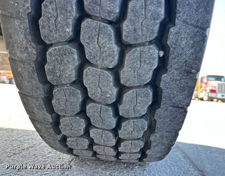 image for item DW5065 2014 Peterbilt 365 ready mix truck