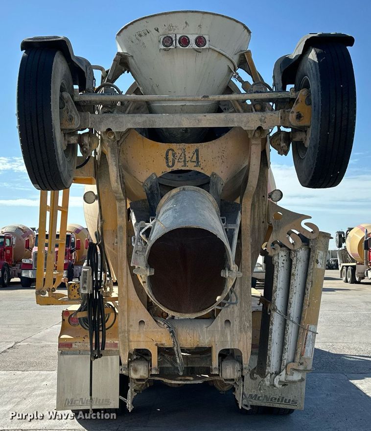 image for item DW5066 2016 Peterbilt 365 ready mix truck