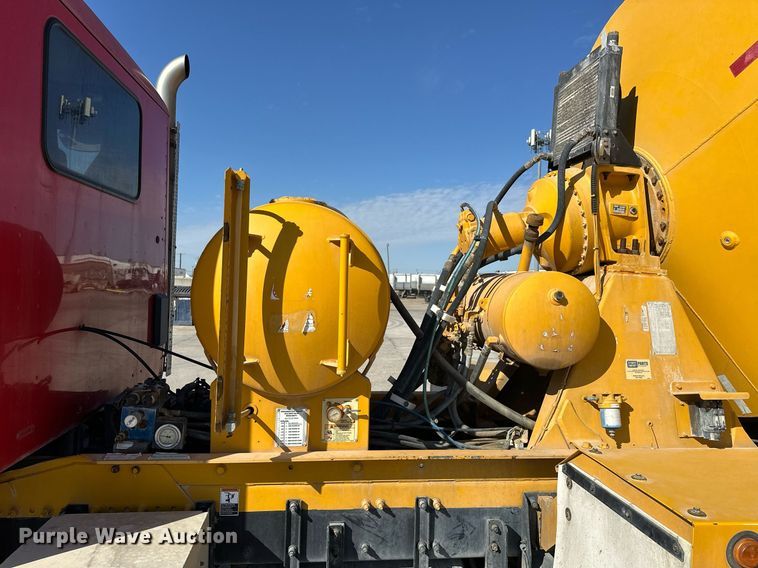 image for item DW5066 2016 Peterbilt 365 ready mix truck