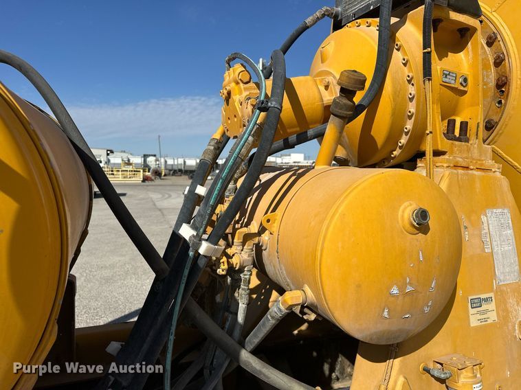 image for item DW5066 2016 Peterbilt 365 ready mix truck