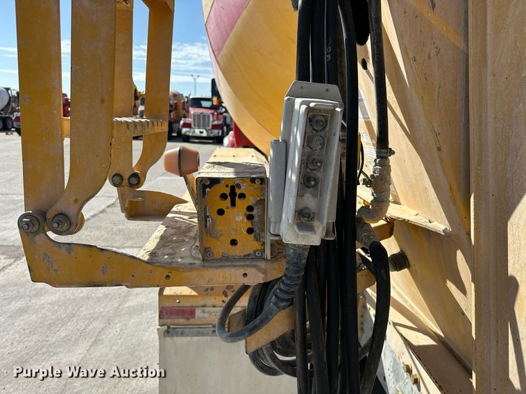 image for item DW5066 2016 Peterbilt 365 ready mix truck