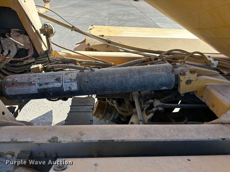 image for item DW5066 2016 Peterbilt 365 ready mix truck