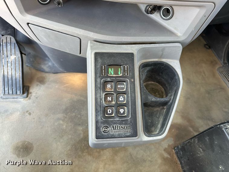 image for item DW5066 2016 Peterbilt 365 ready mix truck