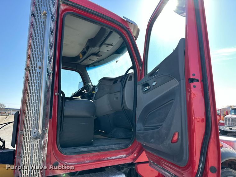 image for item DW5066 2016 Peterbilt 365 ready mix truck