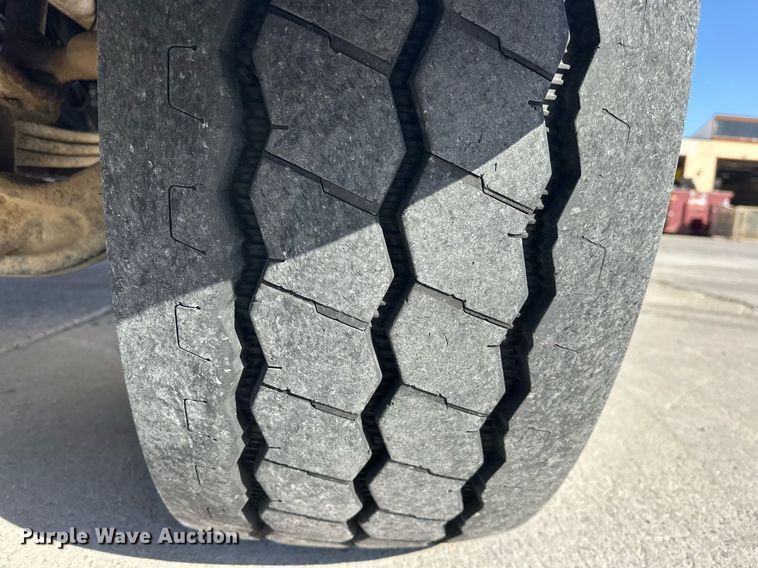 image for item DW5066 2016 Peterbilt 365 ready mix truck