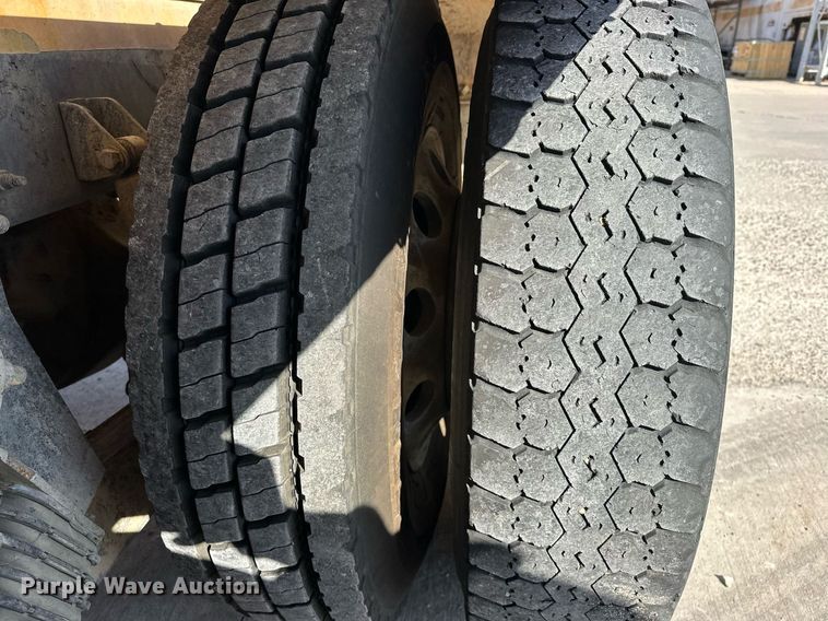 image for item DW5066 2016 Peterbilt 365 ready mix truck