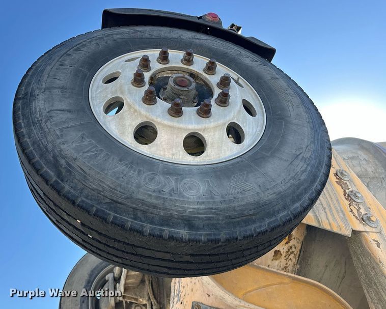 image for item DW5066 2016 Peterbilt 365 ready mix truck