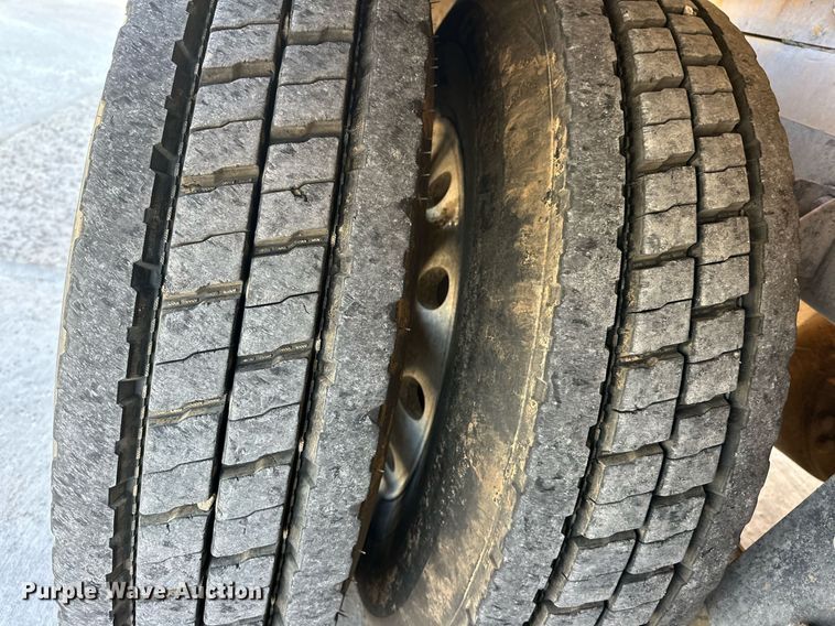 image for item DW5066 2016 Peterbilt 365 ready mix truck