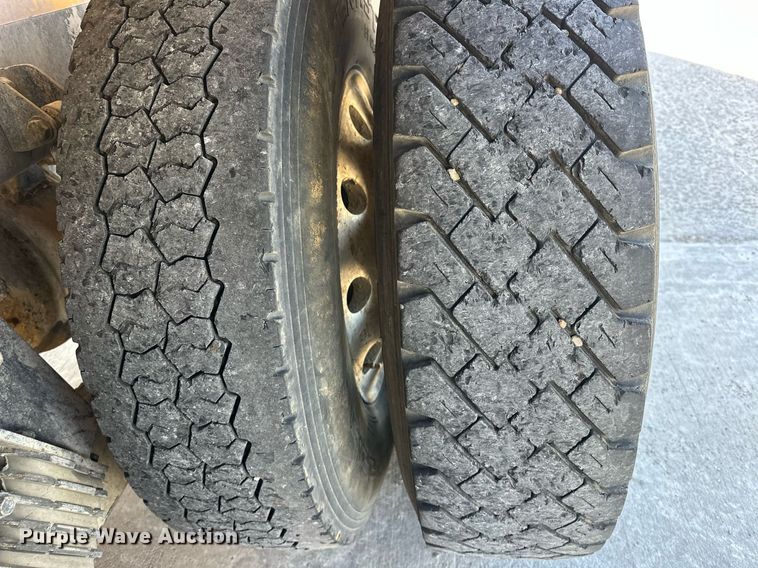 image for item DW5066 2016 Peterbilt 365 ready mix truck