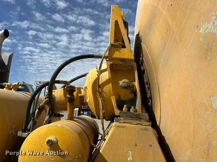 image for item DW5067 2014 Peterbilt 365 ready mix truck