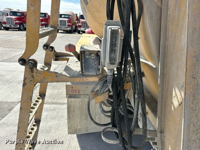 image for item DW5067 2014 Peterbilt 365 ready mix truck