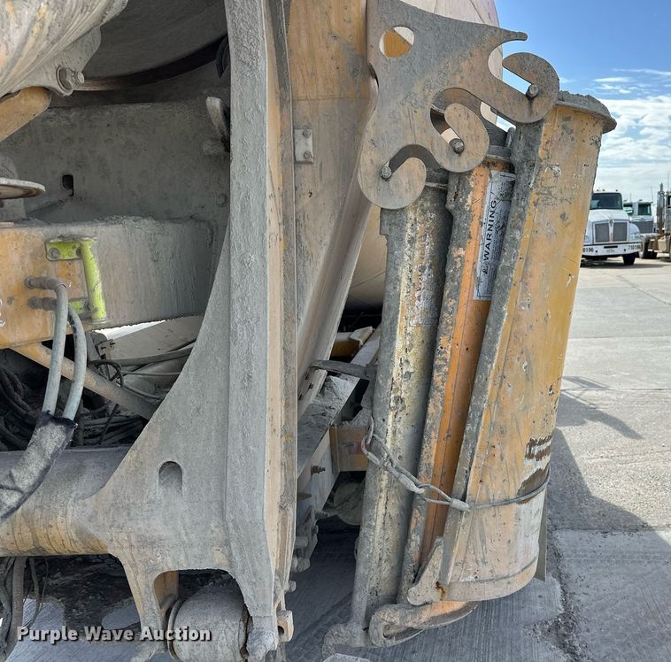 image for item DW5067 2014 Peterbilt 365 ready mix truck