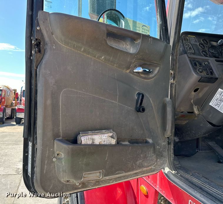 image for item DW5067 2014 Peterbilt 365 ready mix truck