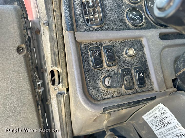 image for item DW5067 2014 Peterbilt 365 ready mix truck