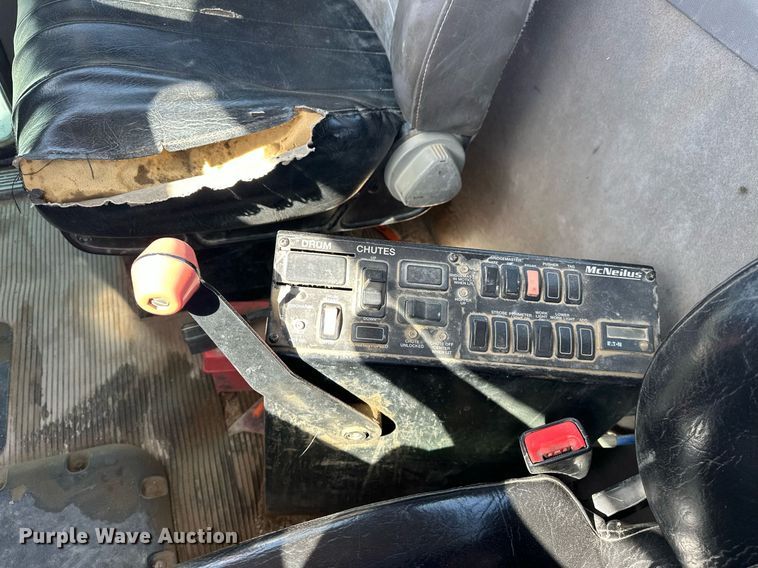 image for item DW5067 2014 Peterbilt 365 ready mix truck