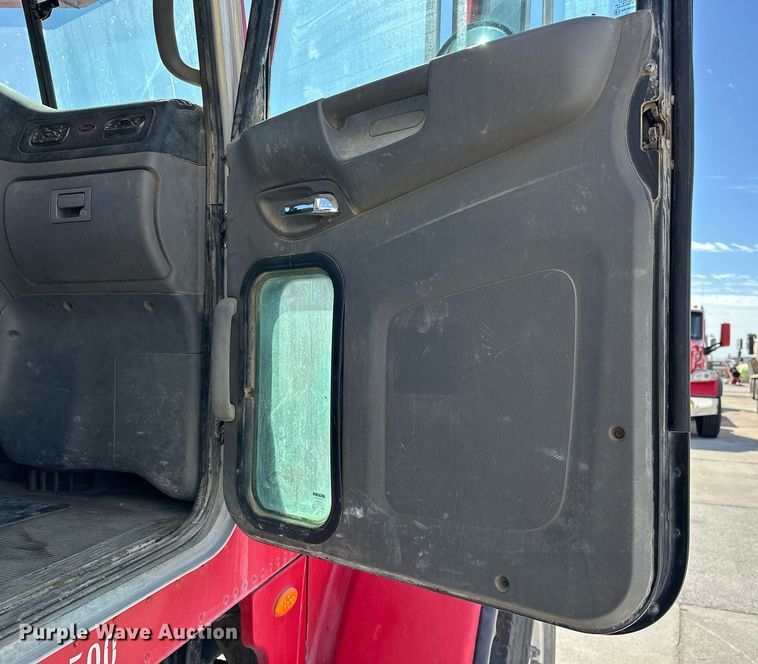 image for item DW5067 2014 Peterbilt 365 ready mix truck