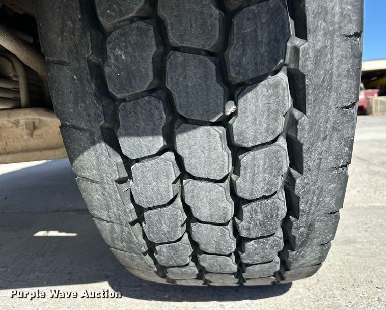 image for item DW5067 2014 Peterbilt 365 ready mix truck