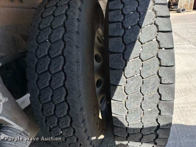 image for item DW5067 2014 Peterbilt 365 ready mix truck