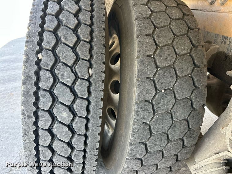 image for item DW5067 2014 Peterbilt 365 ready mix truck