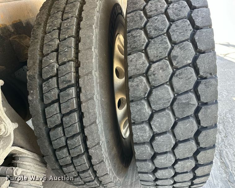 image for item DW5067 2014 Peterbilt 365 ready mix truck