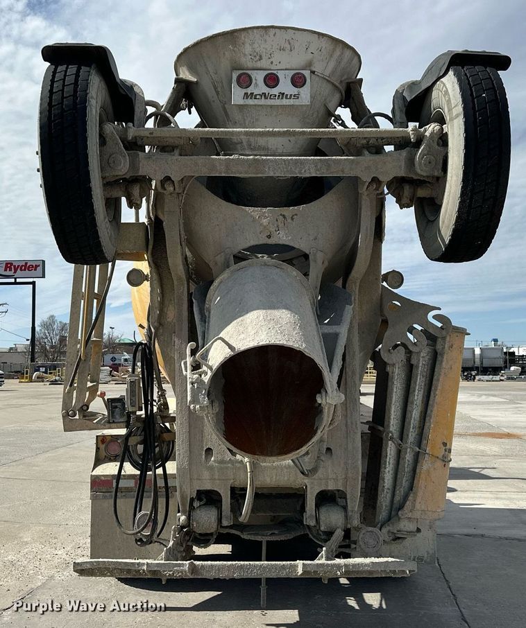 image for item DW5068 2013 Peterbilt 365 ready mix truck