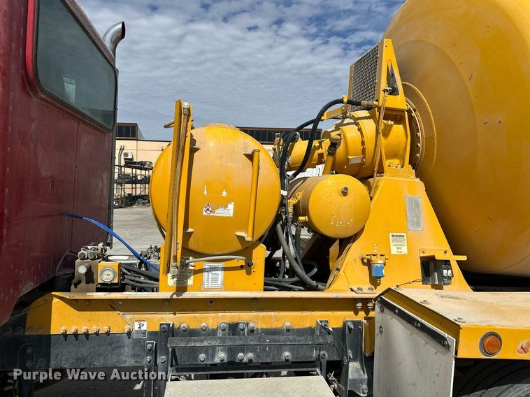 image for item DW5068 2013 Peterbilt 365 ready mix truck