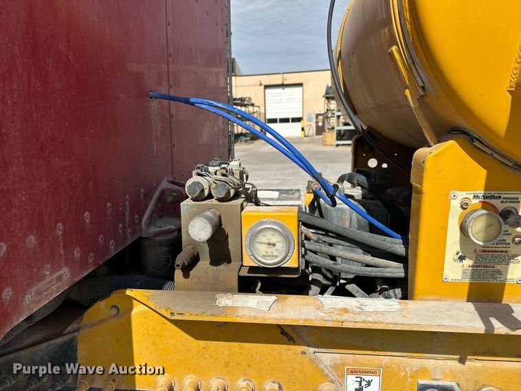 image for item DW5068 2013 Peterbilt 365 ready mix truck