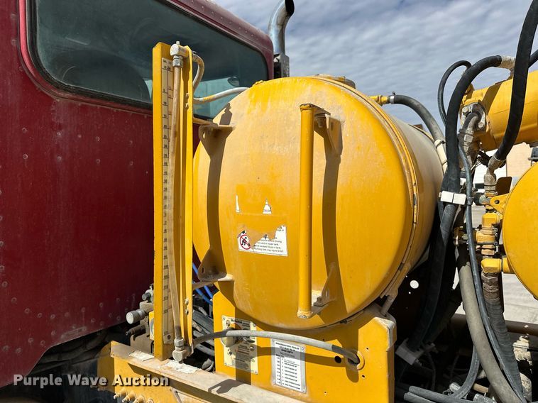 image for item DW5068 2013 Peterbilt 365 ready mix truck