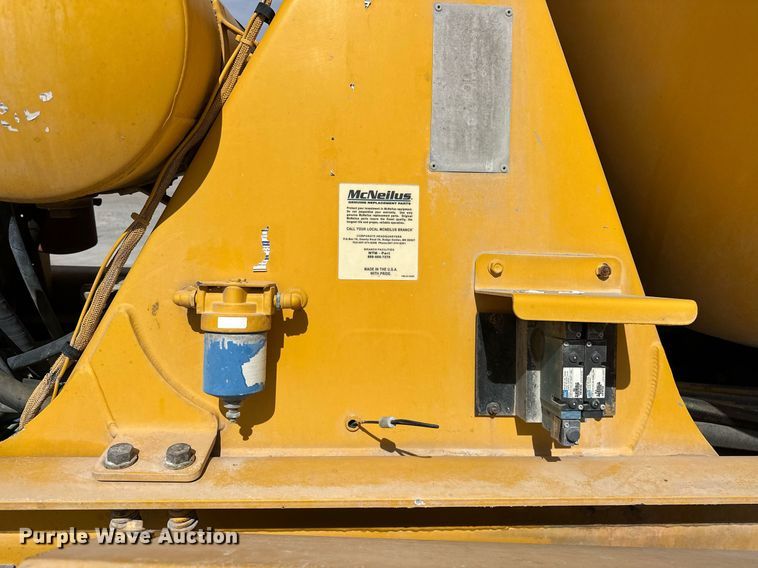 image for item DW5068 2013 Peterbilt 365 ready mix truck