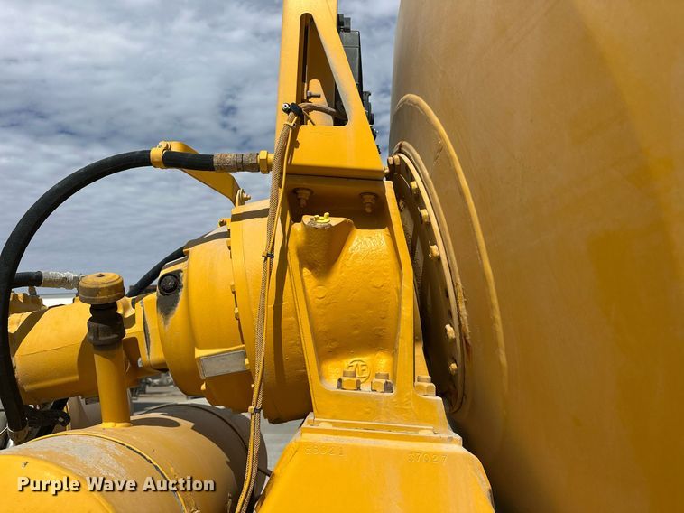 image for item DW5068 2013 Peterbilt 365 ready mix truck