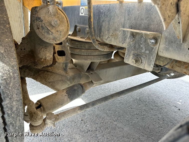 image for item DW5068 2013 Peterbilt 365 ready mix truck