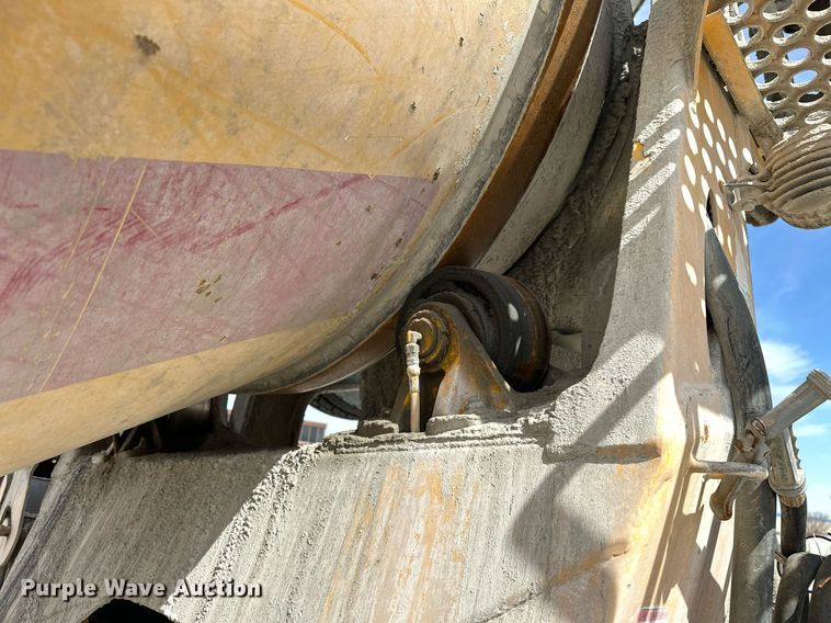 image for item DW5068 2013 Peterbilt 365 ready mix truck