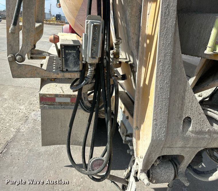 image for item DW5068 2013 Peterbilt 365 ready mix truck