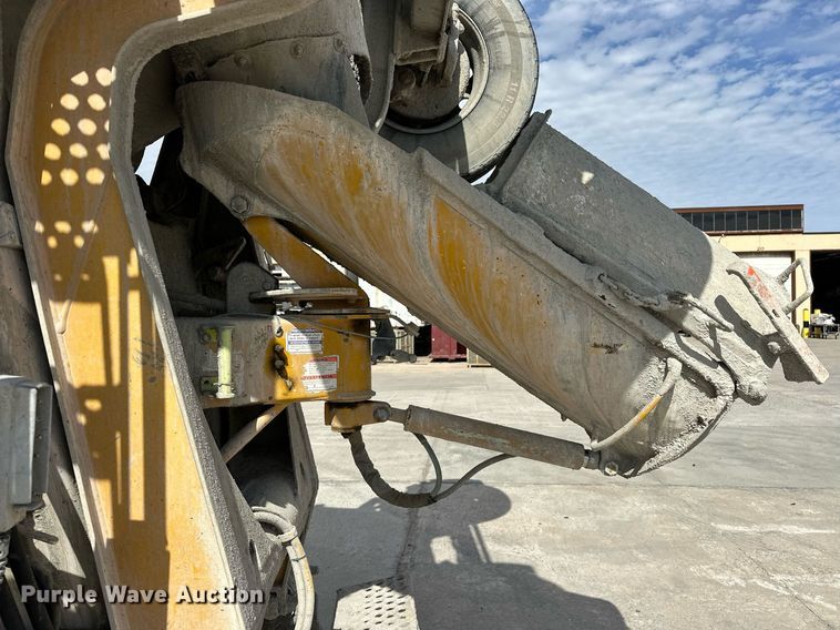 image for item DW5068 2013 Peterbilt 365 ready mix truck