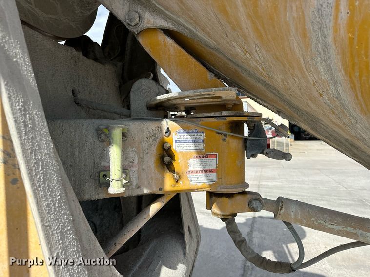 image for item DW5068 2013 Peterbilt 365 ready mix truck