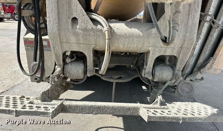 image for item DW5068 2013 Peterbilt 365 ready mix truck