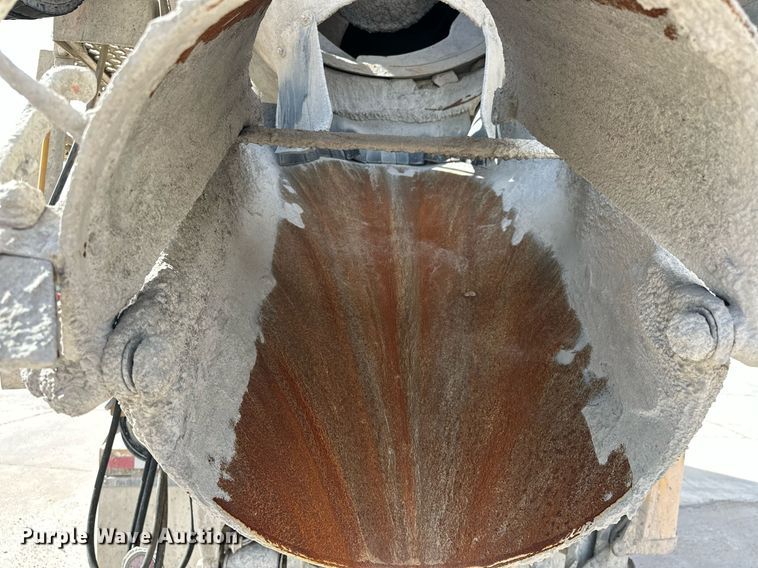 image for item DW5068 2013 Peterbilt 365 ready mix truck