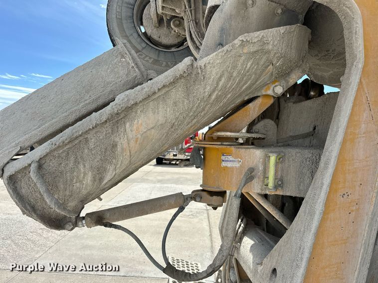 image for item DW5068 2013 Peterbilt 365 ready mix truck