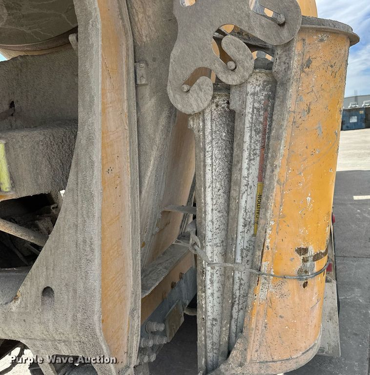 image for item DW5068 2013 Peterbilt 365 ready mix truck