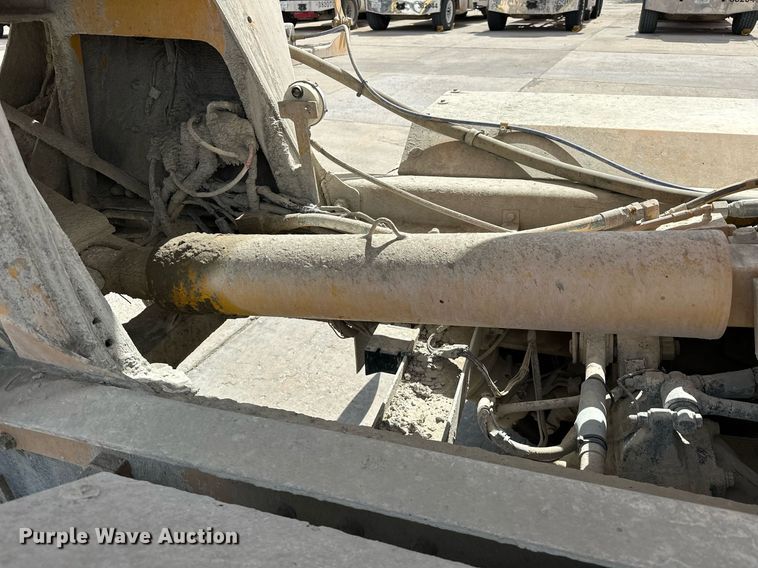 image for item DW5068 2013 Peterbilt 365 ready mix truck