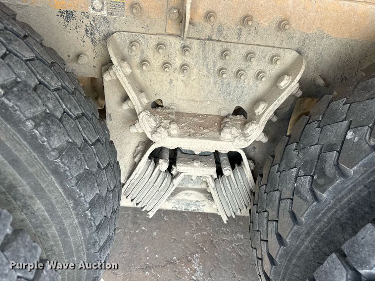 image for item DW5068 2013 Peterbilt 365 ready mix truck