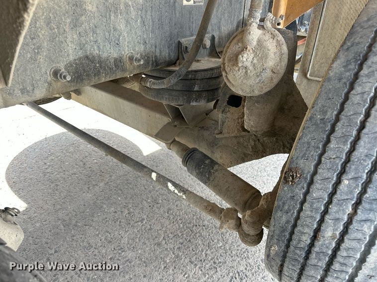 image for item DW5068 2013 Peterbilt 365 ready mix truck